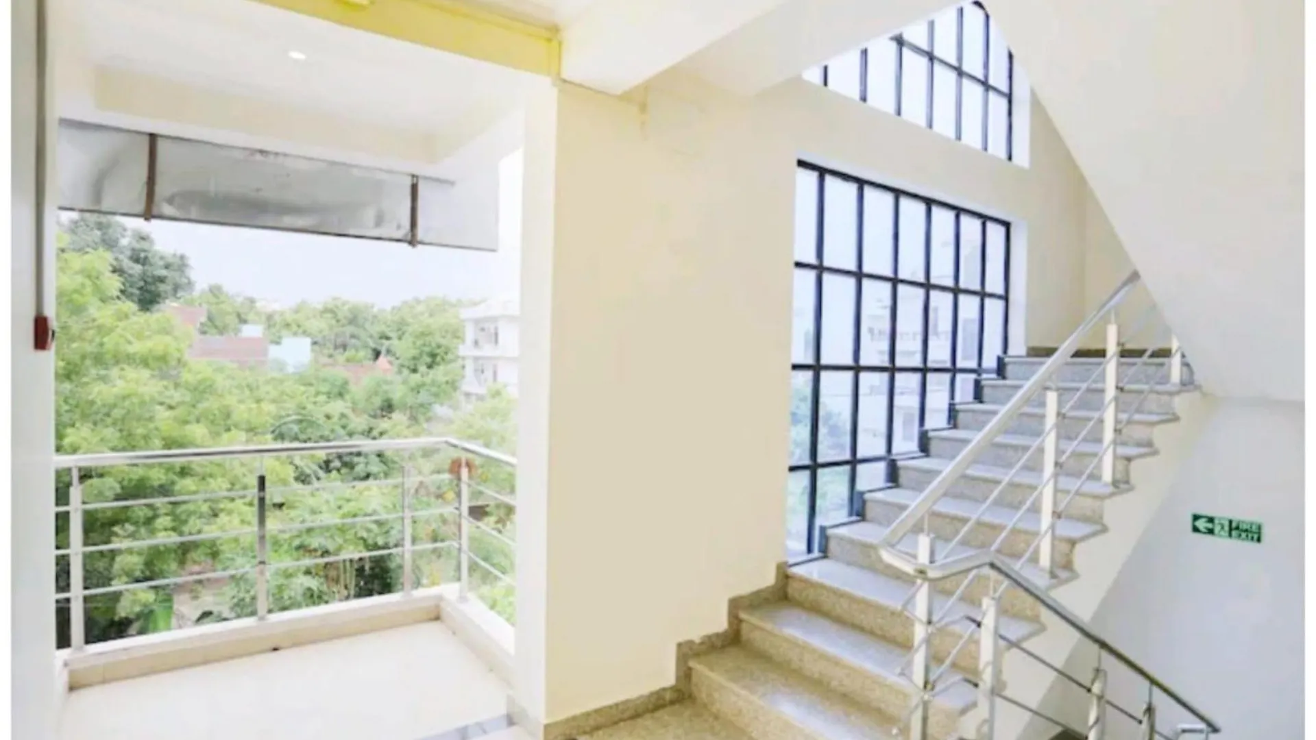 Hotel !Kashi Heaven Bhu! Best Location Near Shree Kashi Vishwanath Temple - Providing Fully Air Conditioned Rooms Βαρανάσι